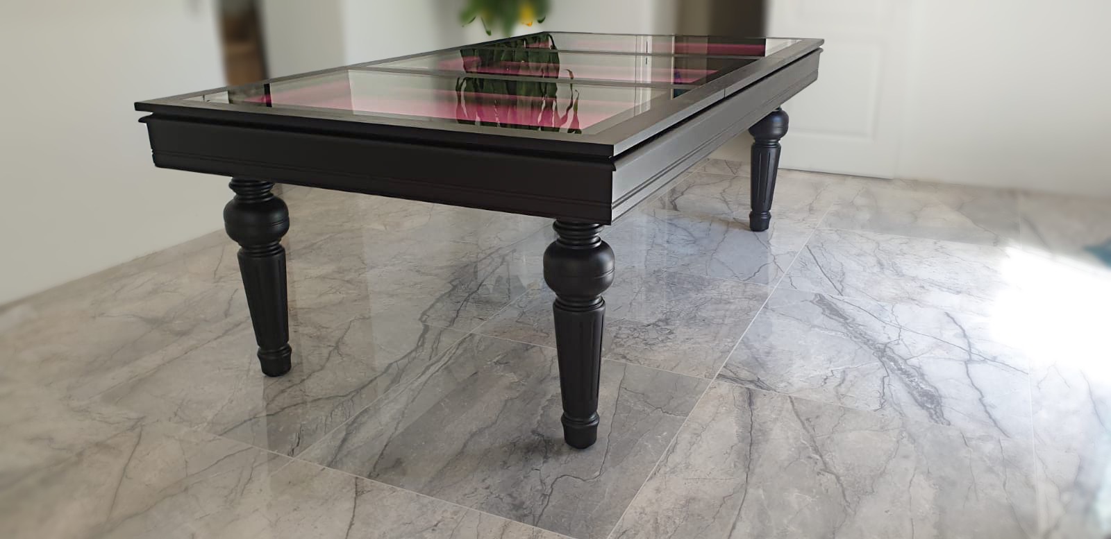 table rectangle classique noire avec plateau transparent qui se transforme en billard